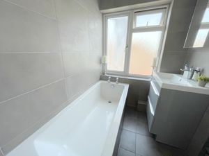 Merrilees Crescent- click for photo gallery